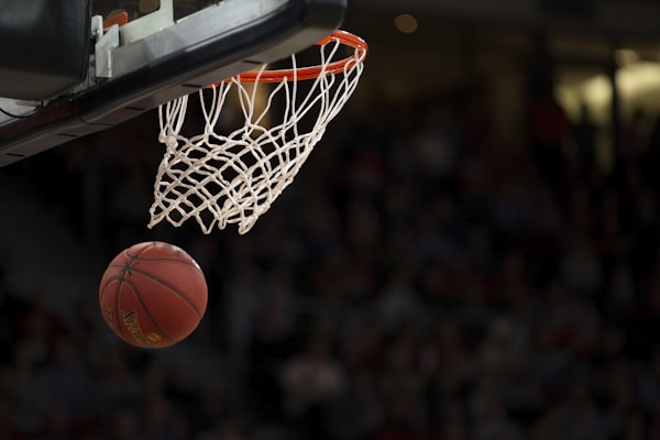 NBA篮球比赛精彩瞬间，球员高高跃起准备投篮